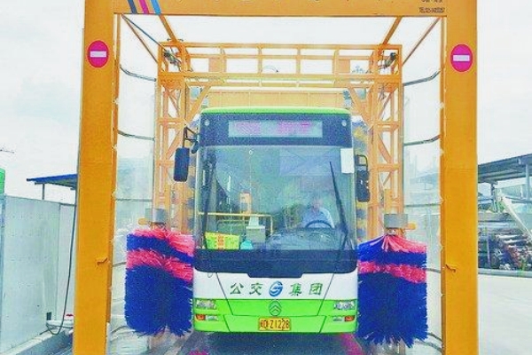 厦门公交场站引入电脑自动洗车机，大幅提升清洗效率并降低成本