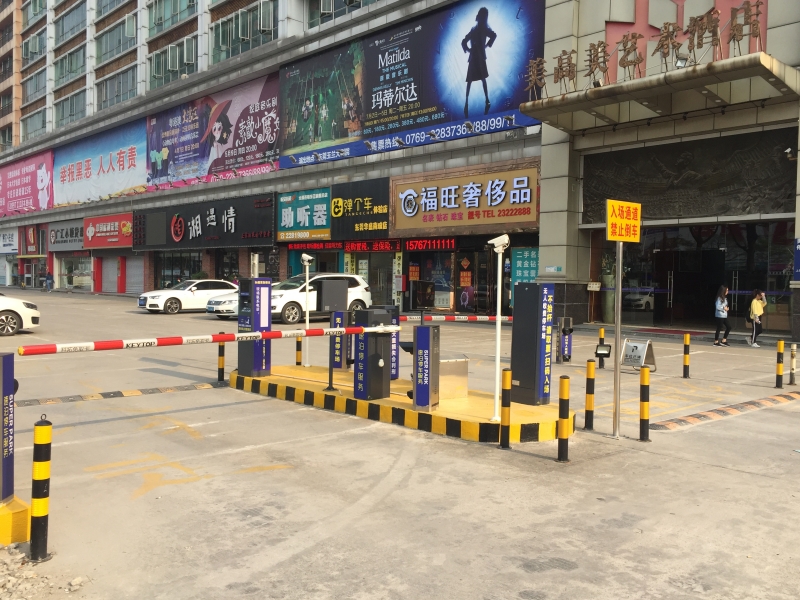 广东东莞鸿富楼停车场收费管理系统及设备案例