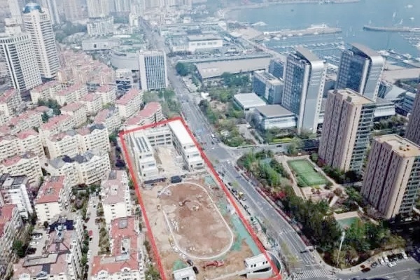 学校停车难与交通拥堵问题得到缓解：青岛学校积极探索创新解决方案