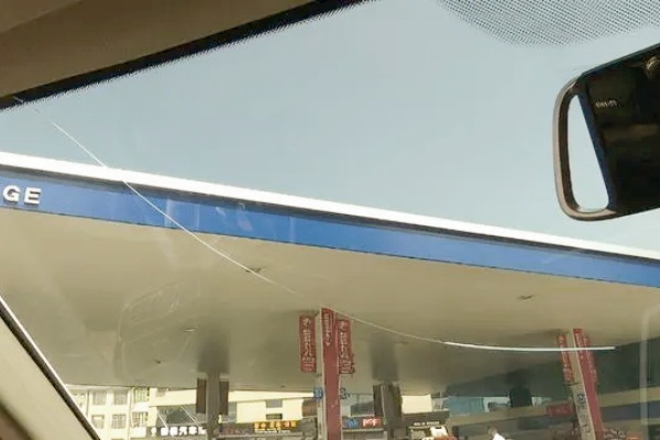 车主称洗车后爱车损坏，争议持续：加油站自动洗车活动引发安全关注