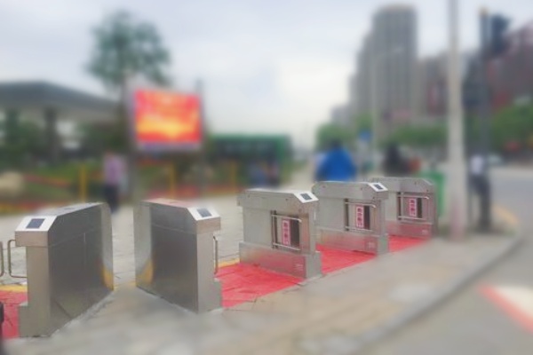 武汉金银潭大道引入人行道闸机：提升交通效率，改变中国式过马路现象