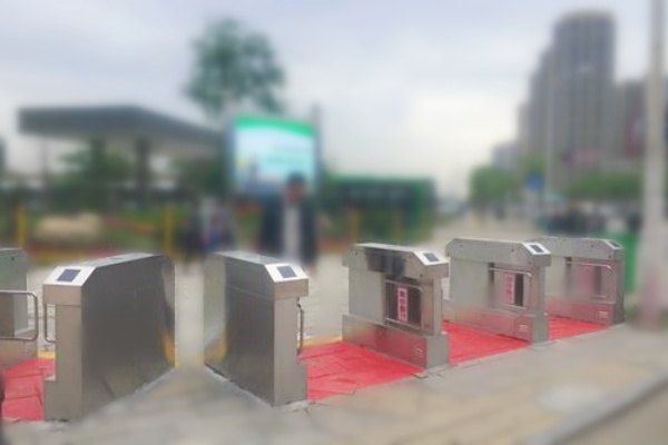 武汉金银潭大道引入人行道闸机：提升交通效率，改变中国式过马路现象