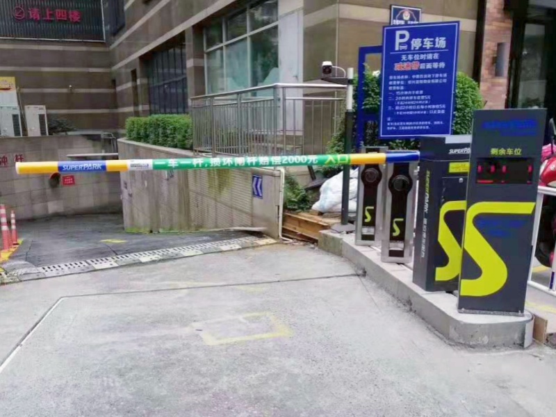 浙江绍兴越城中惠百货停车场道闸系统及设备案例