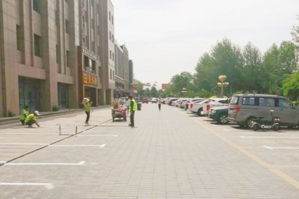 解决停车难问题，利通区政府新建大型停车场并免费开放百余停车位