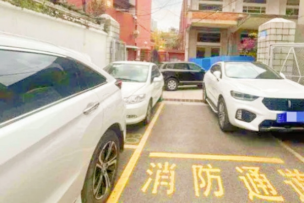 昆明某小区业主把车停在消防通道上，原因竟是小区停车场被出售！