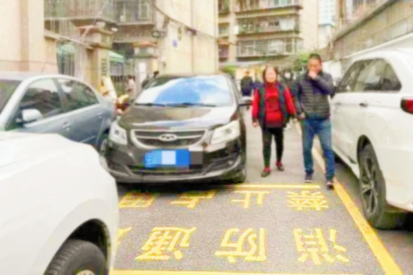 昆明某小区业主把车停在消防通道上，原因竟是小区停车场被出售！