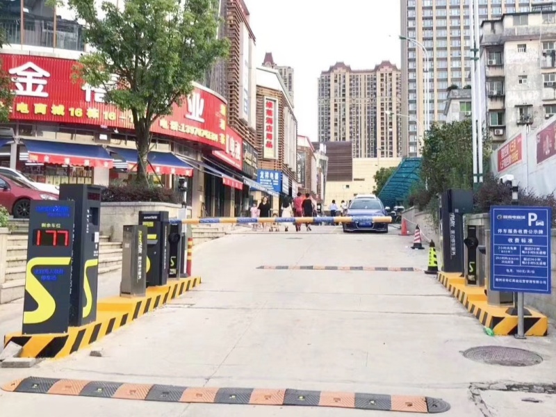 江西巨亿赣南电商城停车场收费管理系统及设备案例