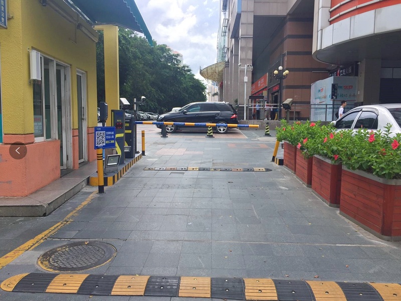 广东深圳中港城停车场收费管理系统及设备案例