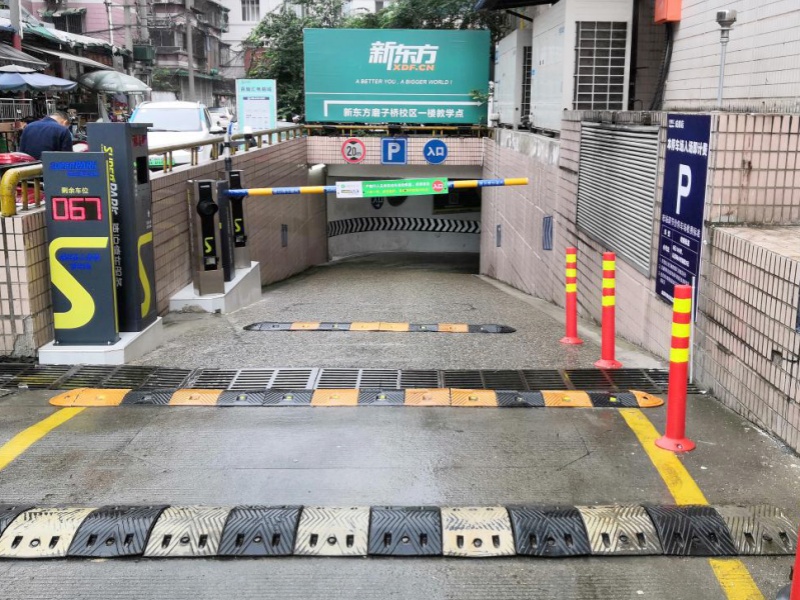 四川成都百脑汇电脑城停车场收费管理系统及设备案例