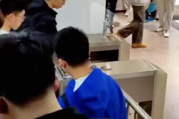 厦门工学院宿舍门禁引争议：离开宿舍需耗时10分钟，校方积极回应