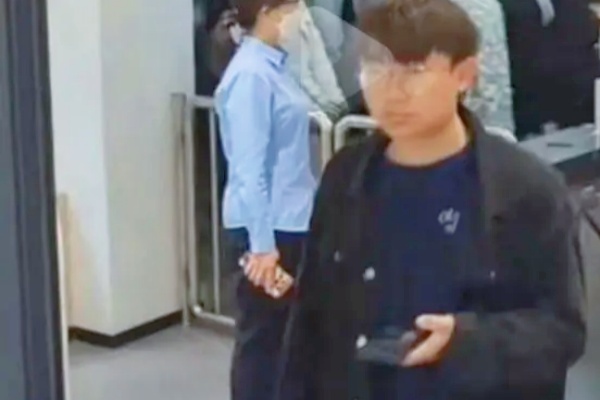 厦门工学院宿舍门禁引争议：离开宿舍需耗时10分钟，校方积极回应
