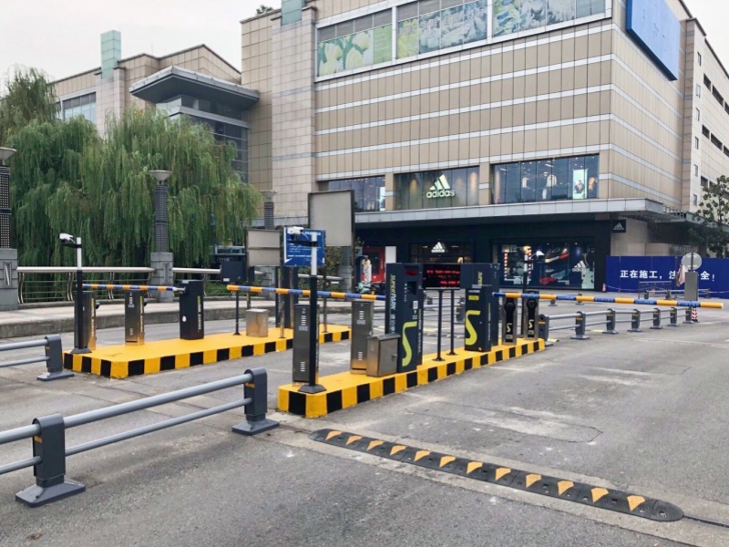 江苏州印象城(现代大道店)停车场收费管理系统及设备案例