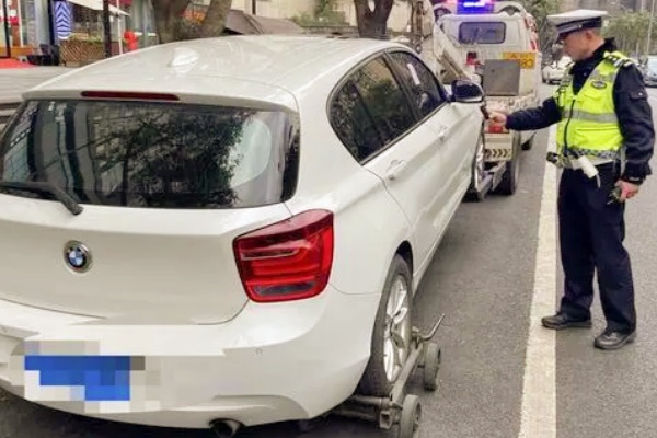 成都交警严打乱停放行为：现场拖离违停车辆，解决道路拥堵问题