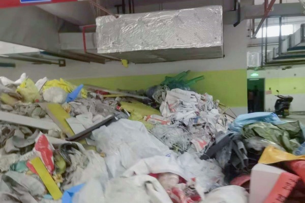 湘江新区一小区地下停车库垃圾堆积引发业主投诉，官方介入解决