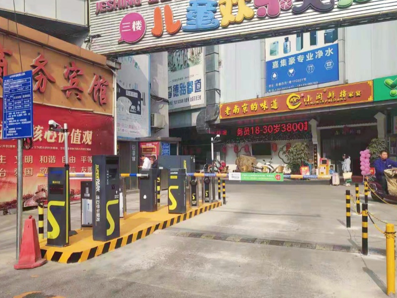 南京金盛百货(和燕路店)停车场收费管理系统及设备案例