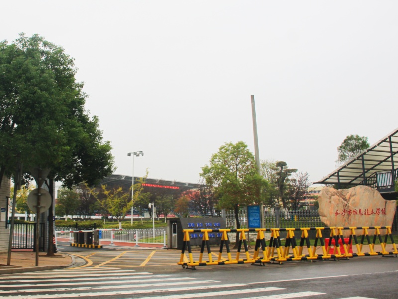 湖南长沙职教城停车场道闸系统及设备案例