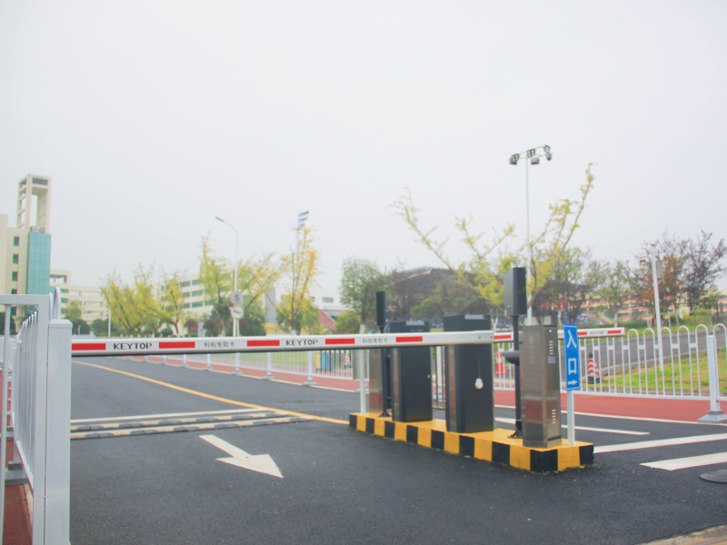 湖南长沙职教城停车场道闸系统及设备案例
