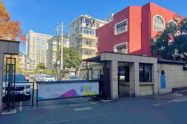 杭州西湖区小区启用道闸门禁，居民安全感提高但上班族受影响