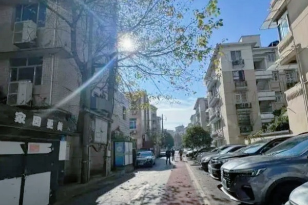 杭州西湖区小区启用道闸门禁，居民安全感提高但上班族受影响
