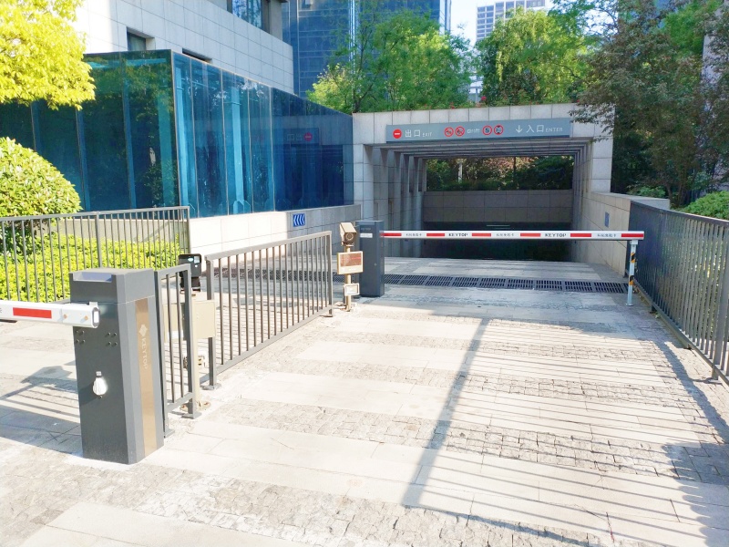 河南洛阳正大广场停车场道闸系统及设备案例