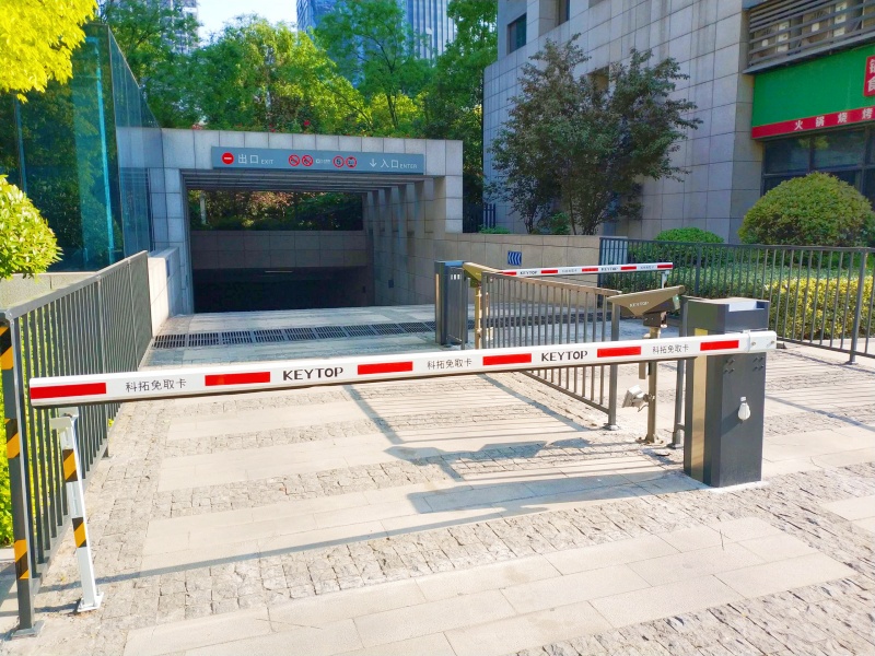 河南洛阳正大广场停车场道闸系统及设备案例