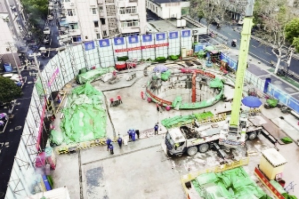 南京市沉井式停车场解决停车难题，提供更多停车位和休闲设施
