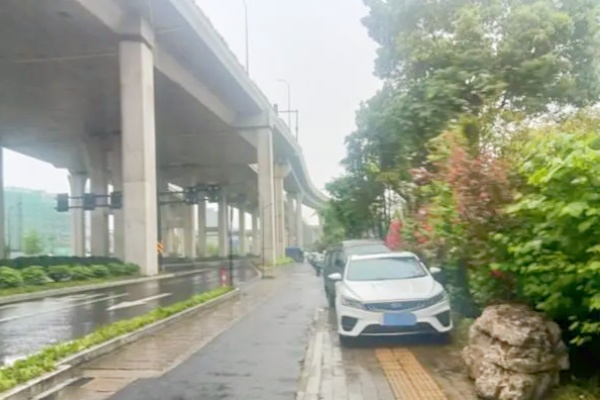杭州彩虹大道辅路人行道停车乱象引关注，附近停车场竟然闲置？