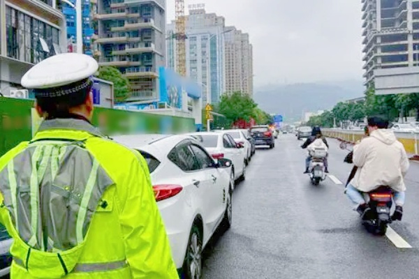 停车位空着不用？福州葆桢路停车混乱问题引发关注，交警介入处理