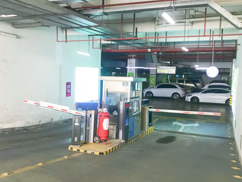 上海华新宝龙天地停车场收费管理系统及设备案例