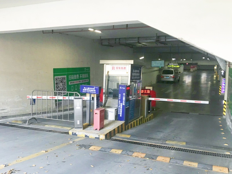 上海华新宝龙天地停车场收费管理系统及设备案例