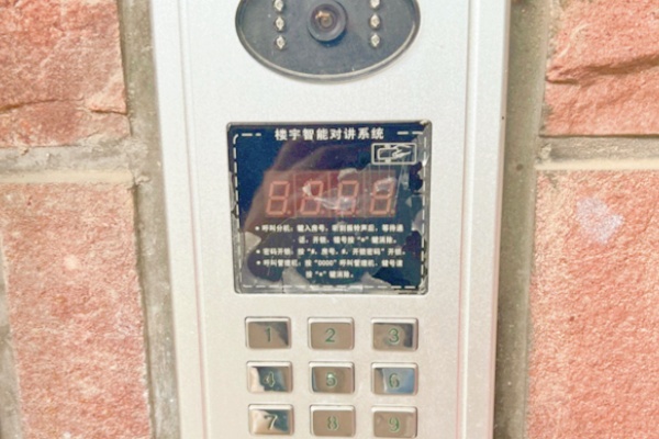 小区楼栋门禁问题引发关注：如何协调老化系统与新技术