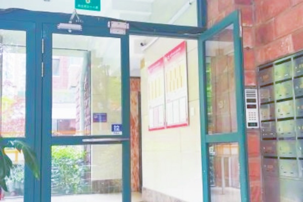 小区楼栋门禁问题引发关注：如何协调老化系统与新技术