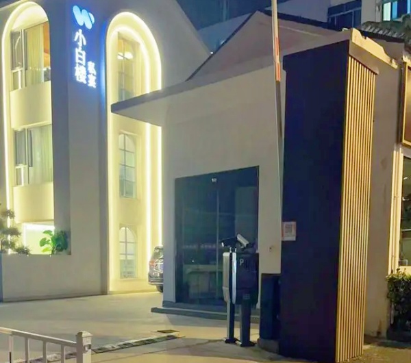 揭露“黑”停车场事件：常州新能源车优惠被遮挡引发关注