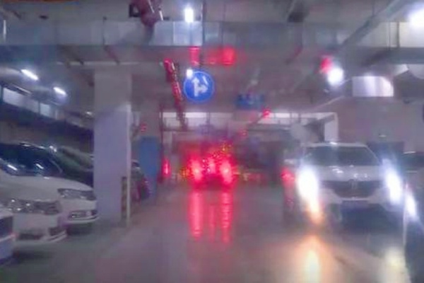 长沙免费停车场、停车位频现“僵尸车”占位，停车难惹民怨