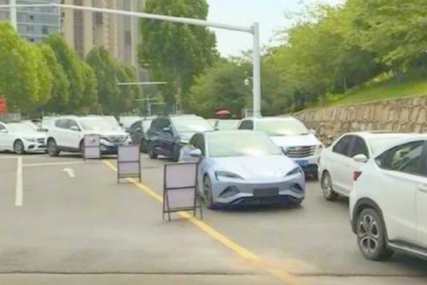 长沙免费停车场、停车位频现“僵尸车”占位，停车难惹民怨