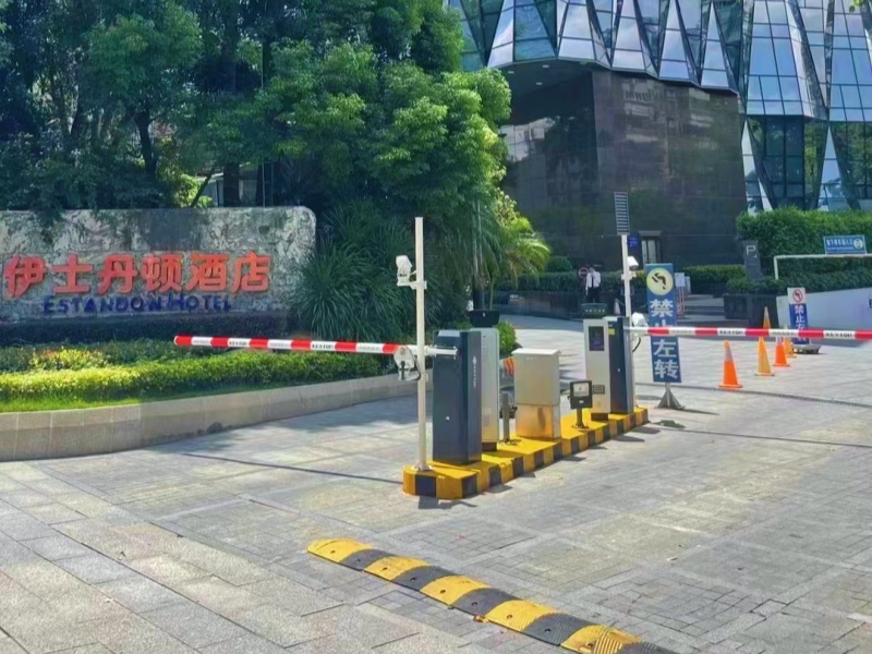广东广州伊士丹顿酒店停车场道闸系统及设备案例