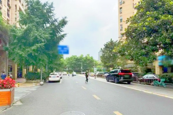 成都路边停车位惊现恶意行为：停车场收费员扎破车胎事件调查