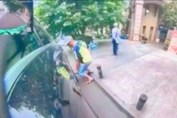 成都路边停车位惊现恶意行为：停车场收费员扎破车胎事件调查