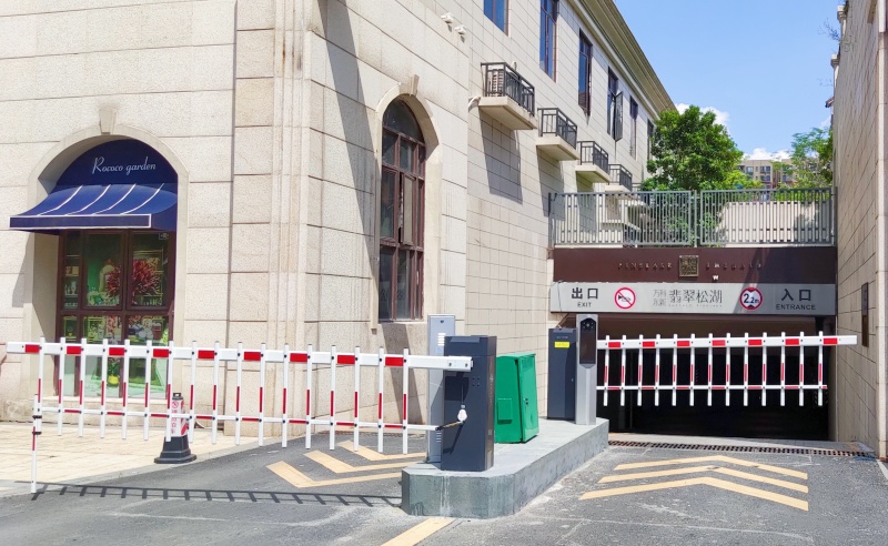 广东东莞万科东新翡翠松湖停车场道闸系统及设备案例