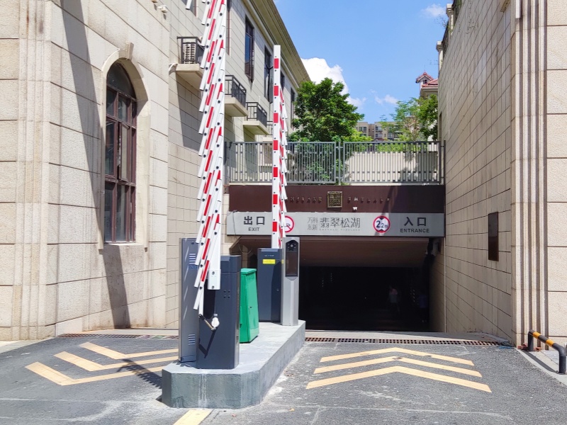 广东东莞万科东新翡翠松湖停车场道闸系统及设备案例