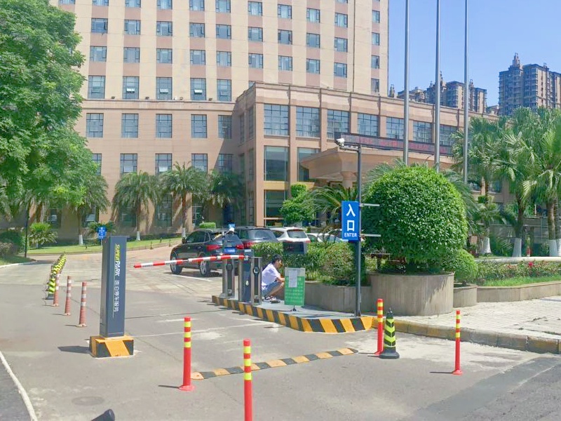 成都乐山夹江威尼大酒店停车场道闸系统及设备案例