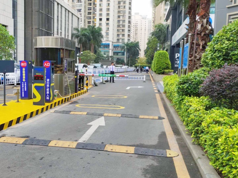 海南滨海国际金融中心停车场收费管理系统及设备案例