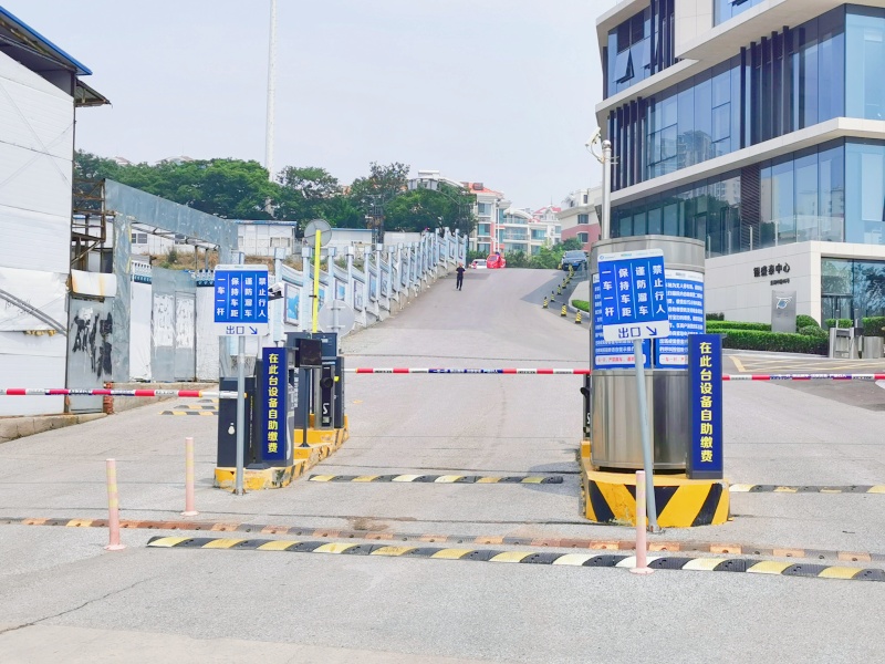 山东青岛银海大世界停车场道闸系统及设备案例