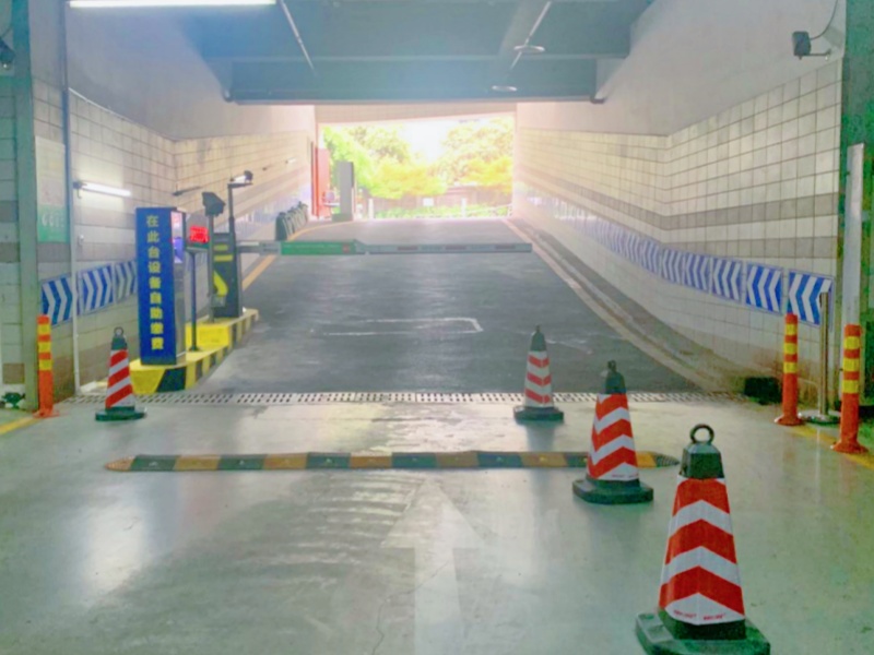 成都四川投资大厦停车场收费管理系统及设备案例