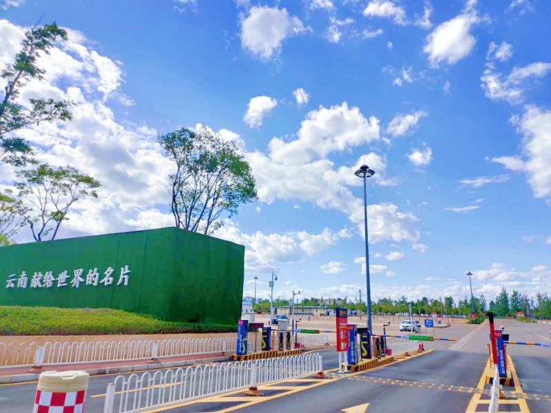 云南七彩云南·古滇名城停车场道闸系统及设备案例