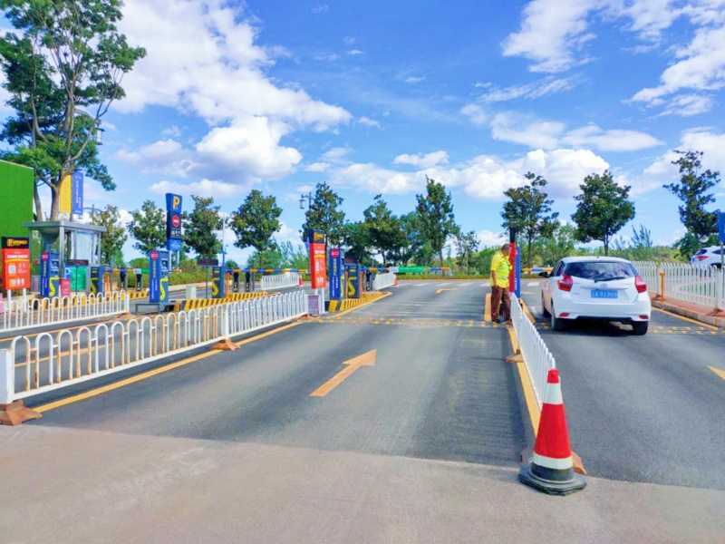 云南七彩云南·古滇名城停车场道闸系统及设备案例