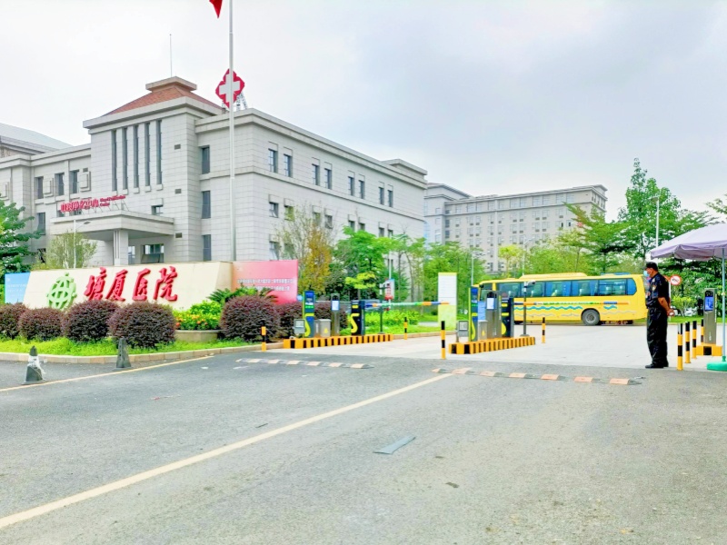 广东东莞东南部中心医院停车场收费管理系统及设备案例