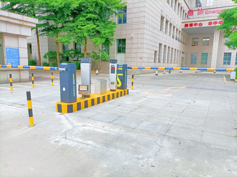 广东东莞东南部中心医院停车场收费管理系统及设备案例