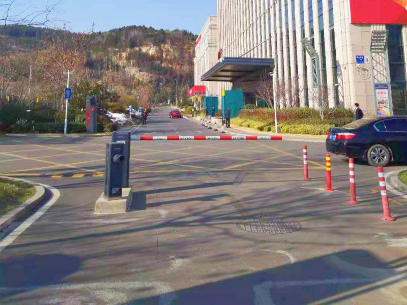 山东济南银丰财富广场停车场道闸系统及设备案例