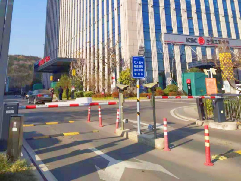 山东济南银丰财富广场停车场道闸系统及设备案例